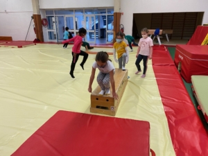 gymnastique-2-ce1-ecole-saint-françois-caen