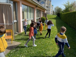 chasse-aux-oeufs-1-ce1-ecole-saint-françois-caen